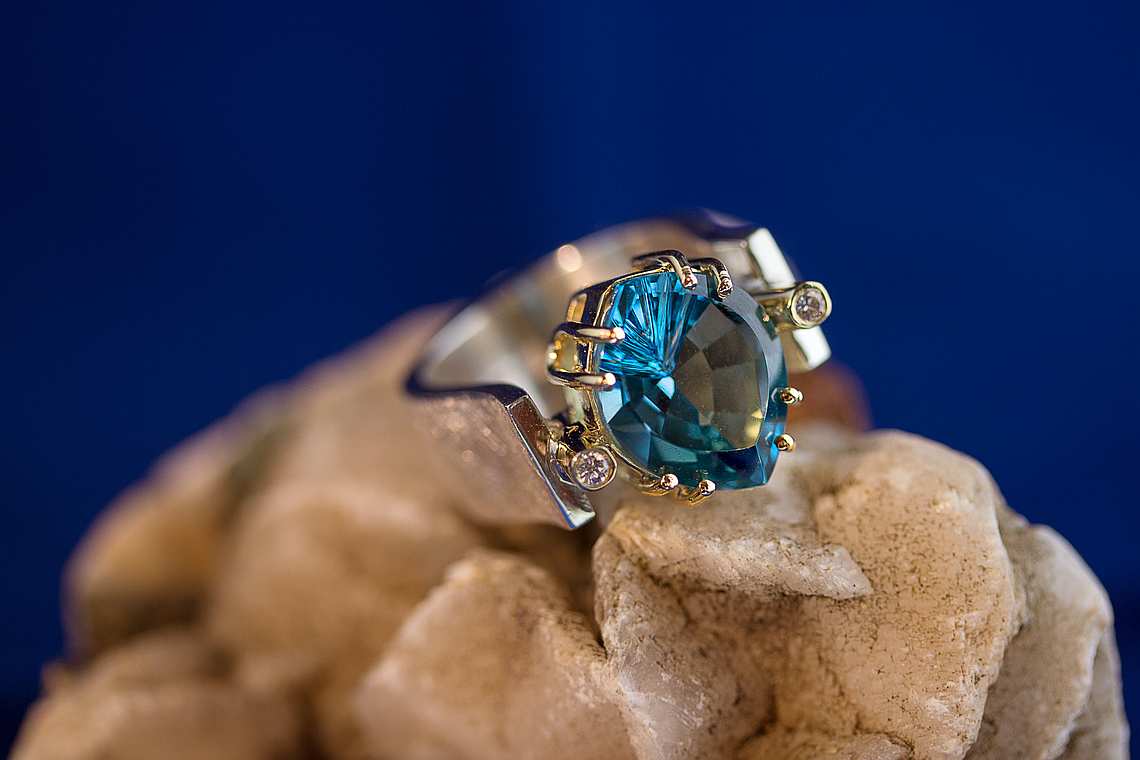 Ring mit blauem Edelstein